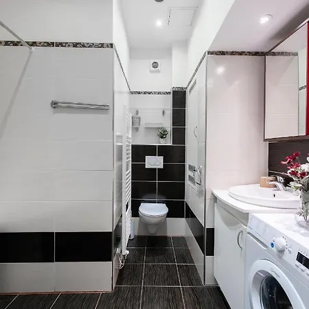 10 Min City Centre 5 People Apartment, Free Coffee * Praga
