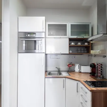 10 Min City Centre 5 People Apartment, Free Coffee *