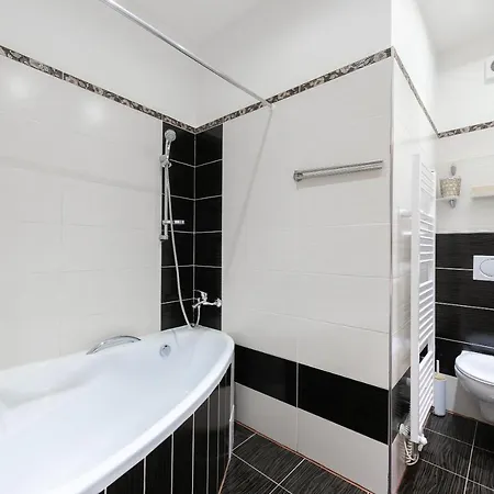10 Min City Centre 5 People Apartment, Free Coffee * Praga
